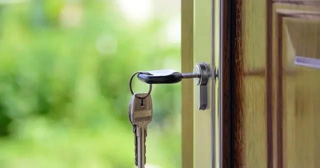 clés sur une porte