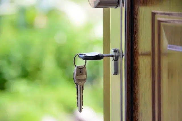 clés sur une porte