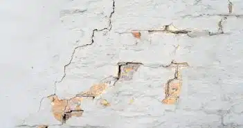 Fissure sur le mur d'une maison