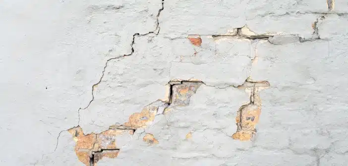 Fissure sur le mur d'une maison