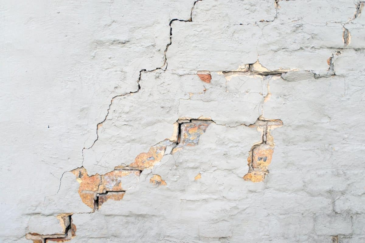Fissure sur le mur d'une maison