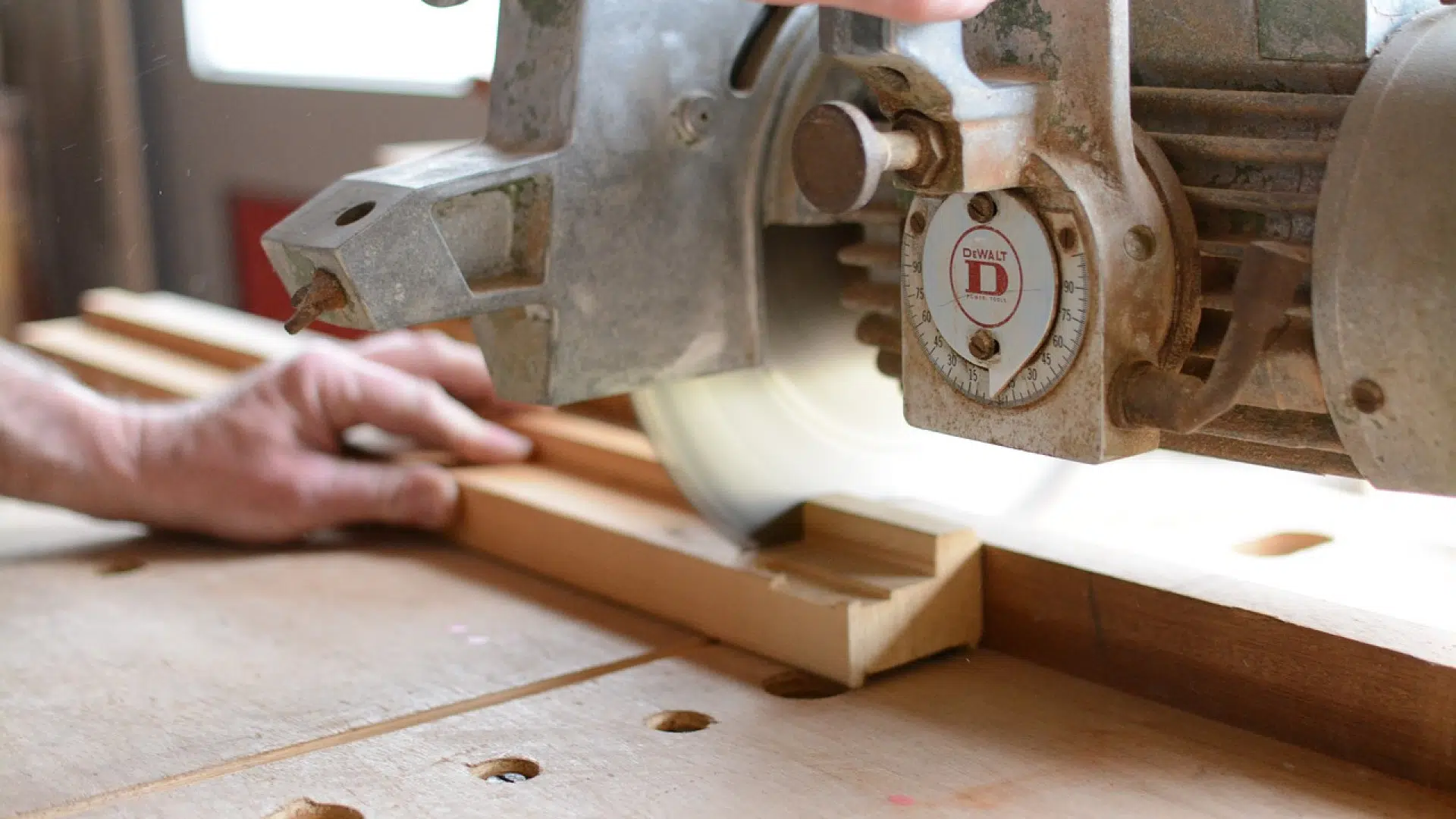 La scie à onglet est incontournable pour les bricoleurs !