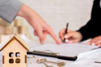 Locataire ou propriétaire bailleur : qui doit s'assurer, et pour quoi ?